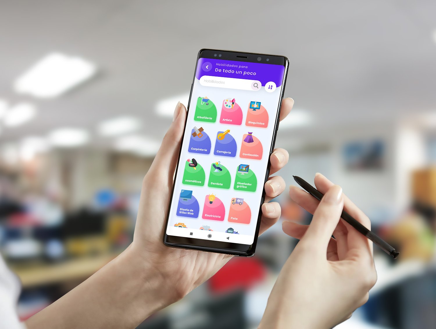 App Mbarete en un teléfono con su catálogo de habilidades y oficios