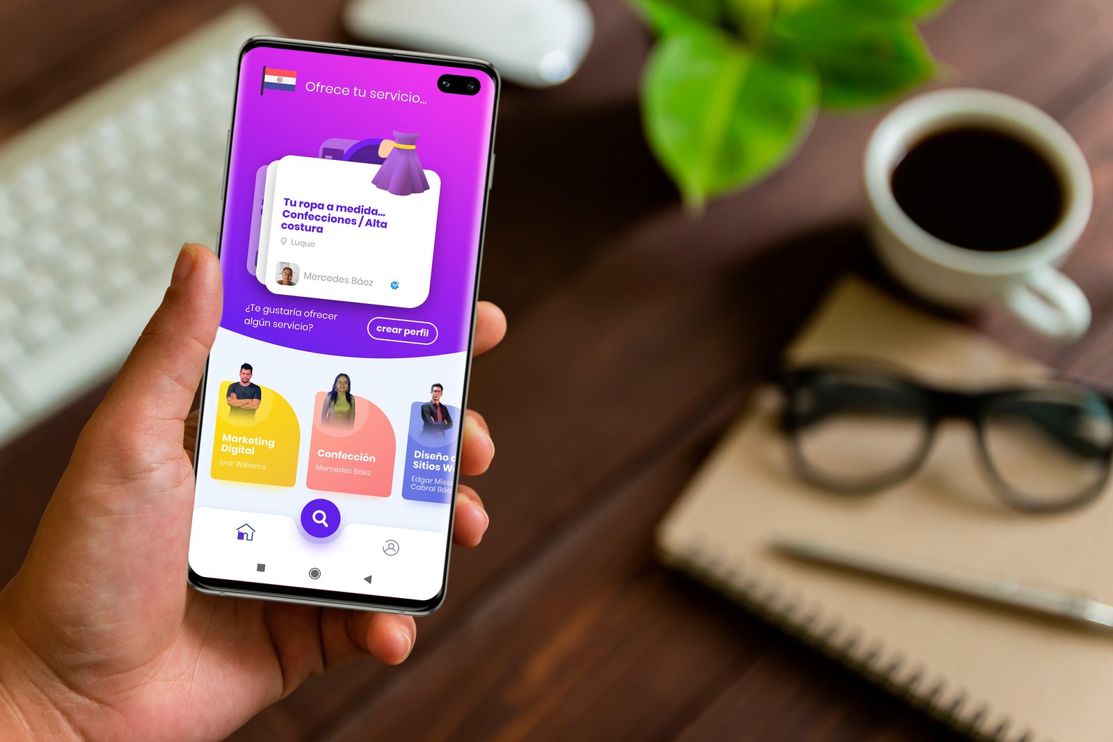 App Mbarete en un teléfono con perfiles de profesionales y servicios disponibles