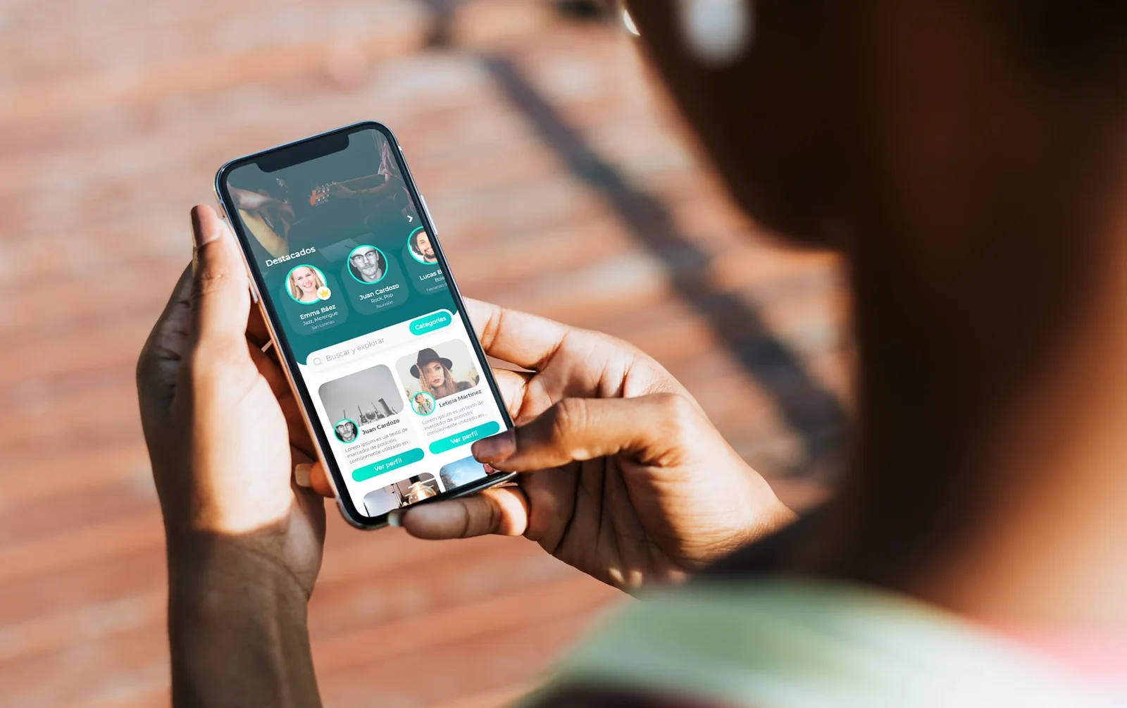 App MOL en un teléfono mostrando artistas destacados y perfiles para explorar
