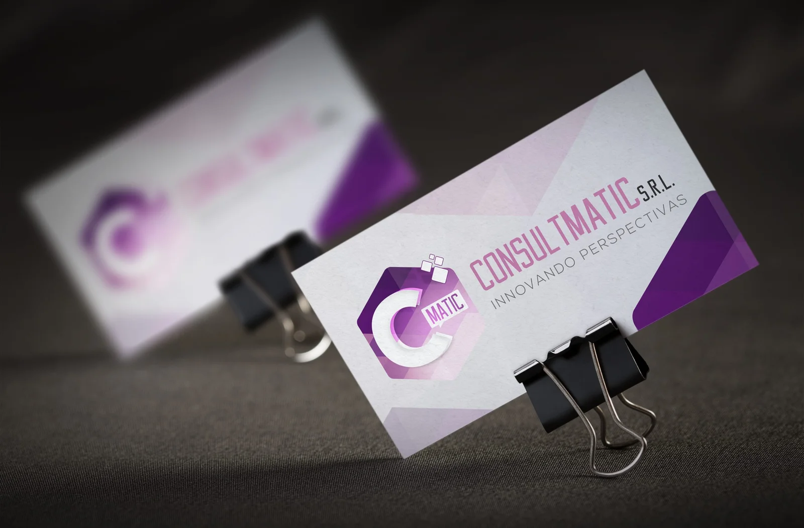 Aplicación de la identidad de ConsultMATIC en tarjetas de presentación